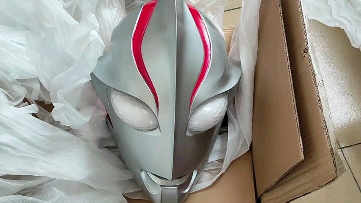 ชายหนุ่มที่เกิดในช่วงทศวรรษ 1990 ใช้เงินมากกว่า 2,000 ซื้อหมวกกันน็อค Mebius ทางออนไลน์และเติมเต็มคว