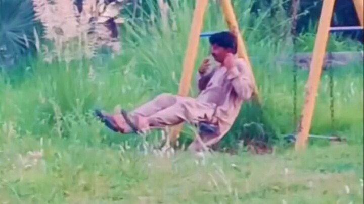 سال کے بچے والی ہیں! 😂🎠 جھولے کی حالت دیکھ کر تو خود جھولے کو بھی رحم آ گیا ہوگا! 🙈💥#ChildhoodM