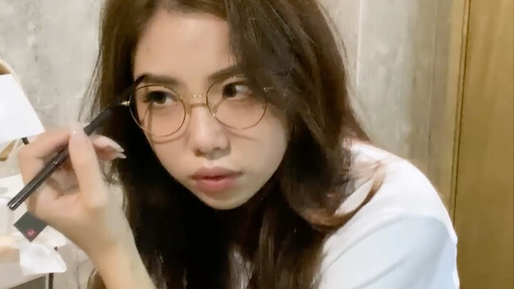 Gaun pengantin memang impian setiap gadis, dia terlihat sangat bahagia!