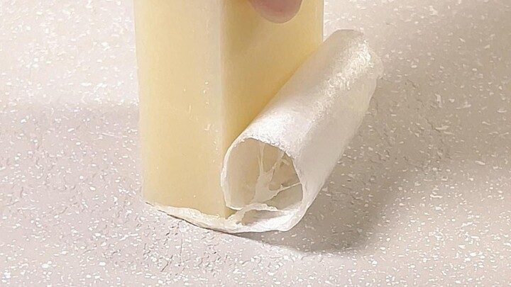 Temukan cara baru menikmati kue beras: keripik kue beras!! Camilan kecil berbahan kue beras ini sung