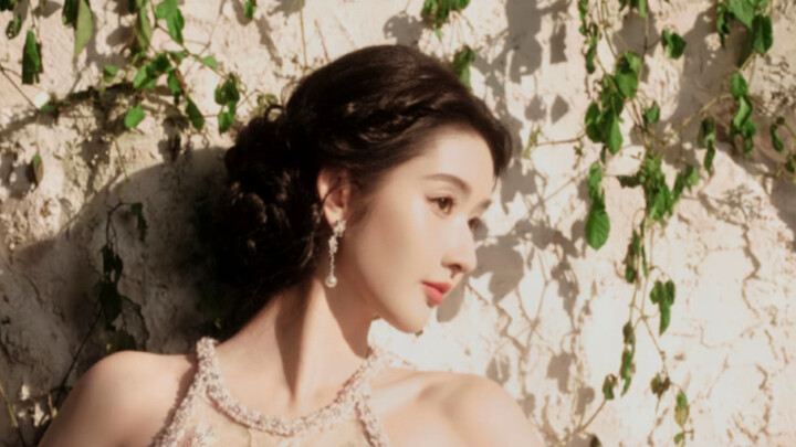 The detail is that on her wedding day, she wore flat shoes!