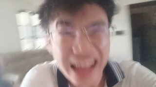 Menyanyi di depan guru saat pelajaran musik hanya karena kamu terlalu cantik