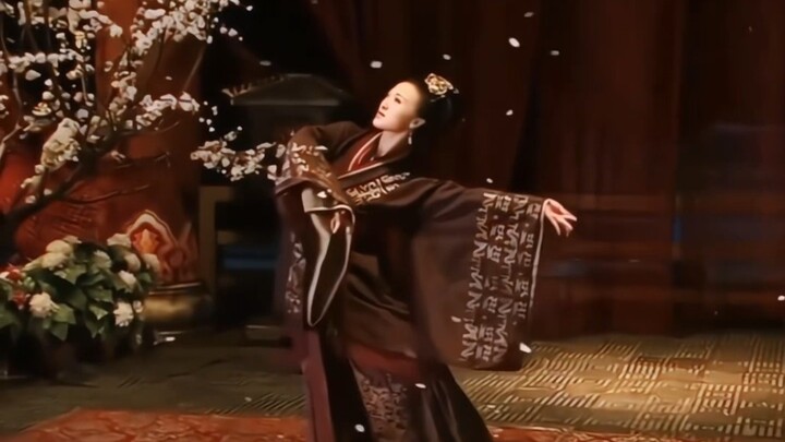 No wonder that one dance on stage back then won her Emperor Gaozu’s favor—this routine is truly a br
