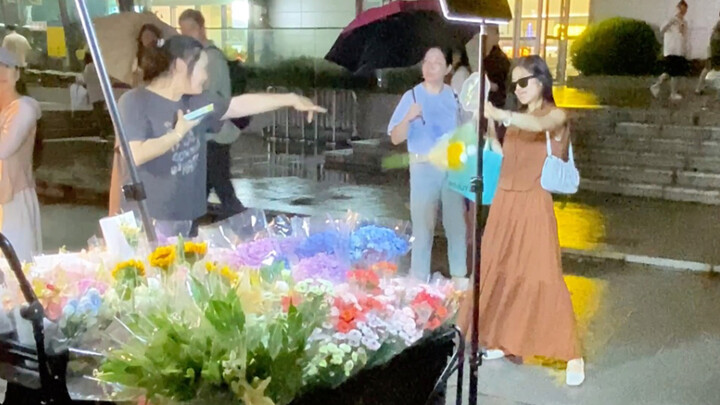 Người này bị bệnh à, lại bắt nạt người bán hoa khuyết tật