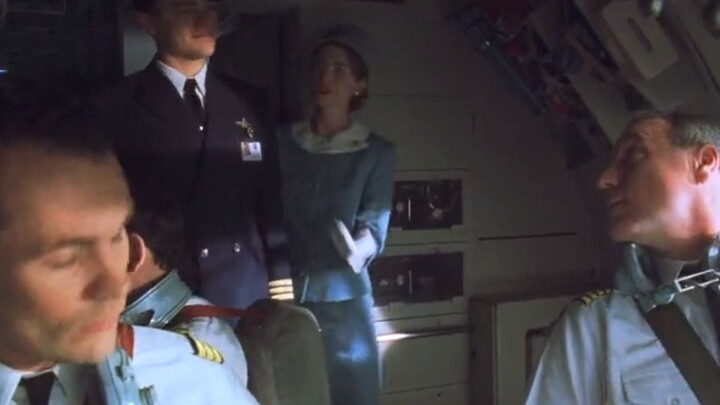 Anh ấy cẩn thận cạo đi các con số, rồi dùng bút bi chỉnh sửa, tờ tiền giả đầu tiên trong lịch sử đã 