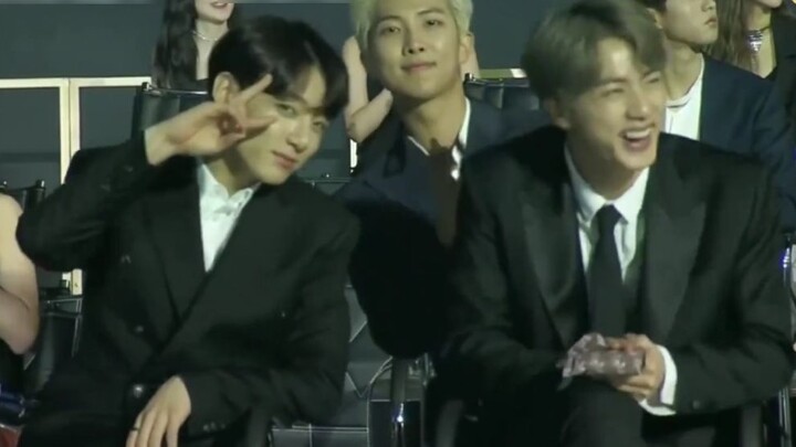 [BTS] Some funny moments when they were suddenly cueed by the big screen camera and when they receiv