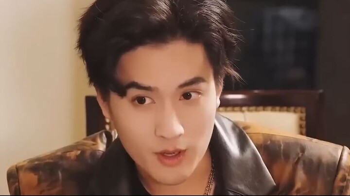 จูบสะเทือนวงการ! เมื่อยามสาวจูบกับซูเปอร์สตาร์กลางลิฟต์ จนเป็นข่าวพาดห