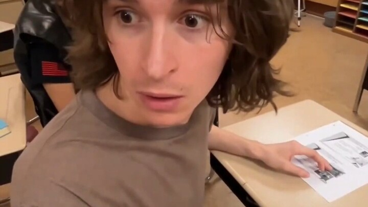 Teman sekelasmu yang "baik hati":