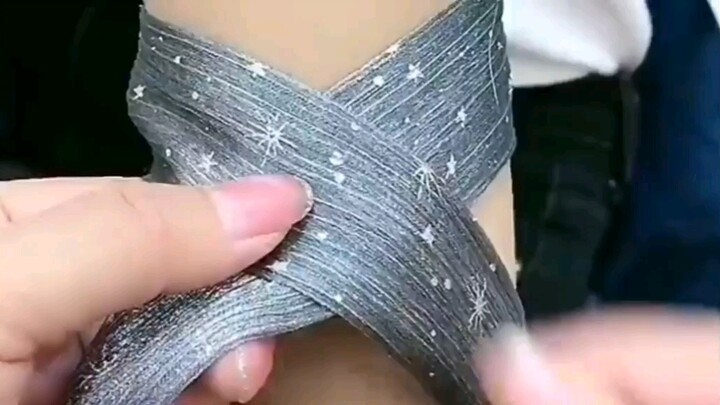 A cute girl teaches you how to tie a bow—so easy even beginners can master it at a glance! Simple ye