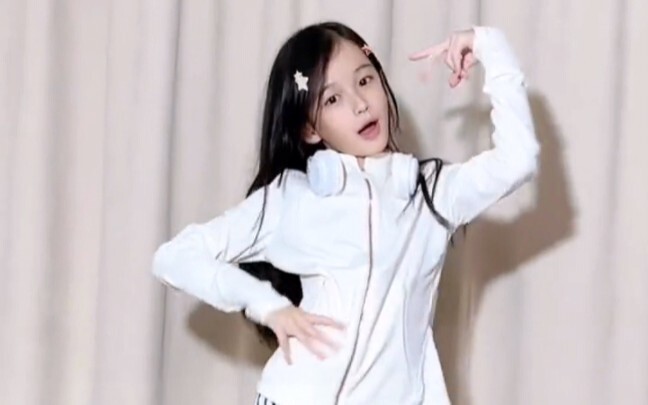 Qiantang: Dance to "Queencard" with Xiaozhu