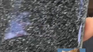 كنت ما زلت أتساءل لماذا يحمل قطعة من الرخام