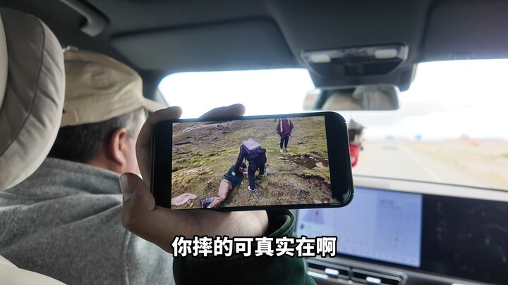 Diêm Chi Nhi bình luận sắc bén về chuyện anh ấy bị ngã trong video