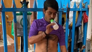 اكتشفت ساحرًا في الشارع. طريقة مبتكرة لشرب الحليب، هل فهمت كيف يعمل الأمر؟