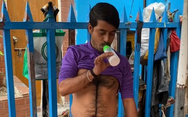 I found a street magician. An unconventional way of drinking milk—do you understand what's going on?