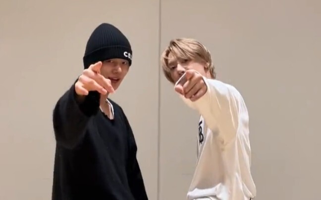 TXT Choi Yeonjun dan Golden Child Son Young-tak menantang RATA-TAT-TAT di Douyin #challenge 220627 T