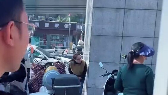 Hari ini adalah hari yang lain bagi Xuanxuan untuk naik kereta bawah tanah ke kelas. Saya dengan tul