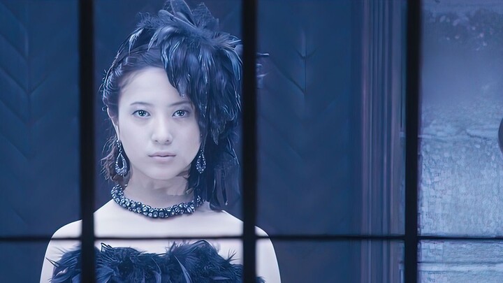 If you are not careful, you will fall to pieces if you walk on the railway tracks from a 10,000-mete