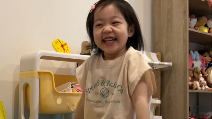 Đứa con gái hay oán trách: “Mẹ ơi, con biểu diễn cho mẹ xem một con bạch tuộc nhé!”