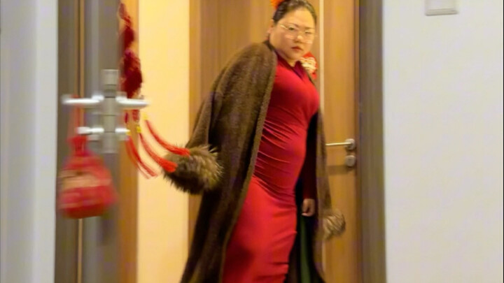 لبستُ فُسْتاني الأحمر المُفضَّل ورقصتُ له رقصةً جميلة. إذا كان لا يشعر بالرضا أبدًا، فسأضربه قليلاً 