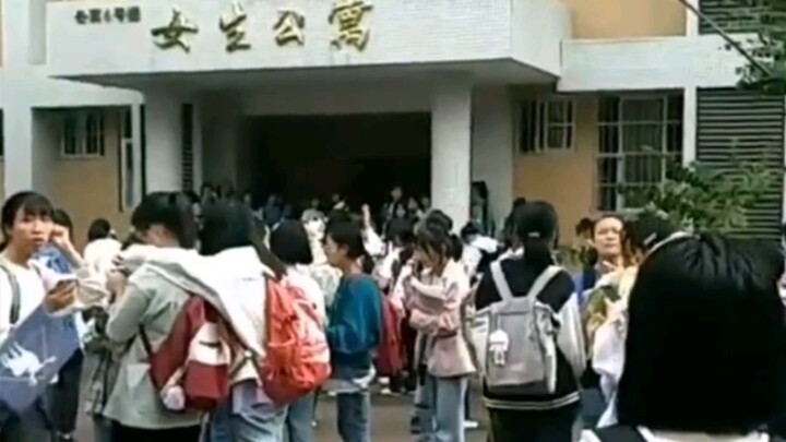 Hari pertama masuk sekolah, semua gadis di seluruh gedung mengingat saya!