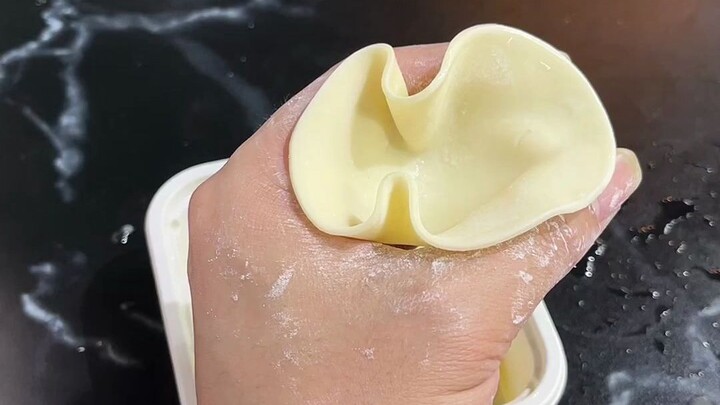 Bạn cùng phòng của tôi nói rằng anh ấy muốn ăn bánh bao...