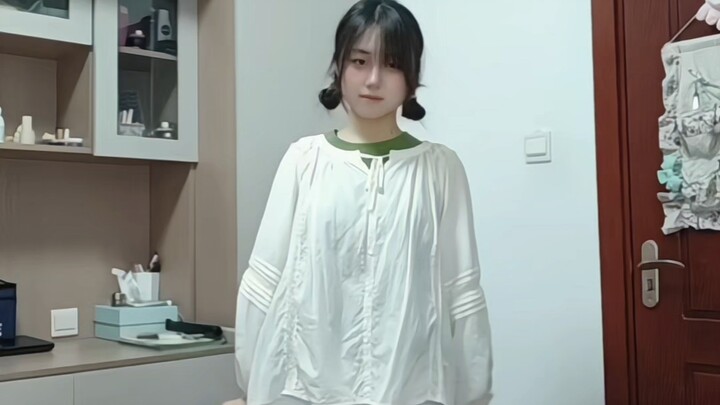 لا أصدق أنه لا أحد يشاهد رقصة السكرتيرة اللطيفة هذه، سأعيد نشرها مرة أخرى ❤️ أغنية النهاية لمسلسل "ا