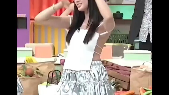 Thời trang của các nữ idol Hàn Quốc, dạo này sao thế? Váy ngày càng hở hang