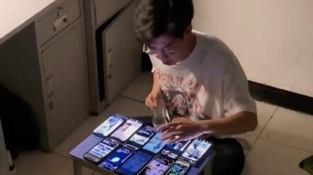 ชายคนหนึ่งเลี้ยงดูเพื่อนร่วมห้องด้วยการแย่งชิงอั่งเปา