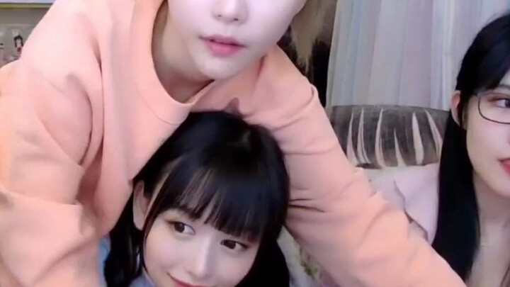 高冷周姐力压树奈奈，这平板硌的有点疼啊