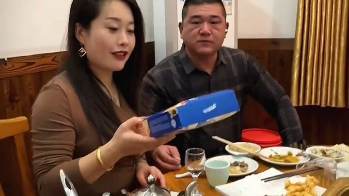 Dad: Waaah… I want a gold necklace too.