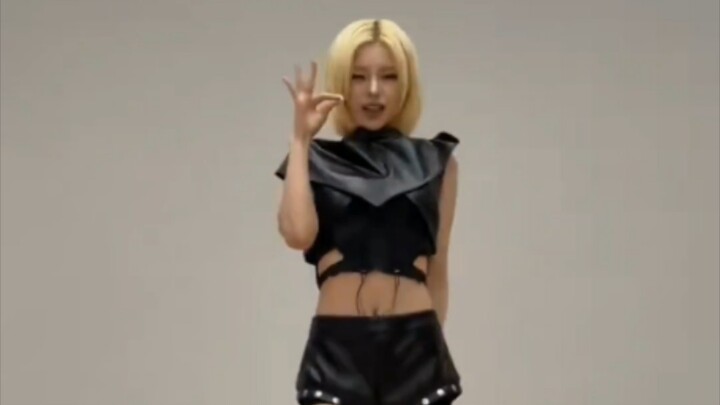 ITZY's different members dance to "spaghetti"