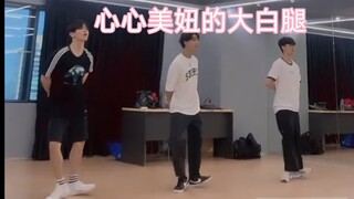 ต๋ายเหนี่ยวซ้อมโชว์เคสโทรศัพท์คู่รัก