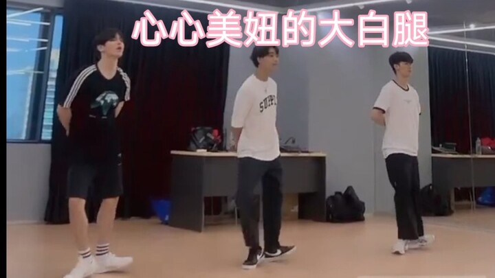 Cô nàng ngốc nghếch tập luyện khoe ốp điện thoại đôi