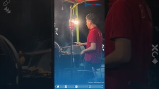 Sakit Dikit Nggak Ngaruh! Momen Pria Tetap Berjualan Meski Selang Infus Melengket di Tangan