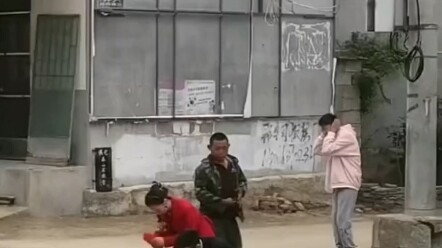 في 6 أكتوبر بقوانغشي، باع زوجان وجبات الإفطار أمام بوابة المدرسة لمدة 3 سنوات. واليوم، ارتديا ملابس 