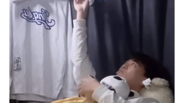 主播为什么半夜还不睡？是因为有怪物刷在身边吗