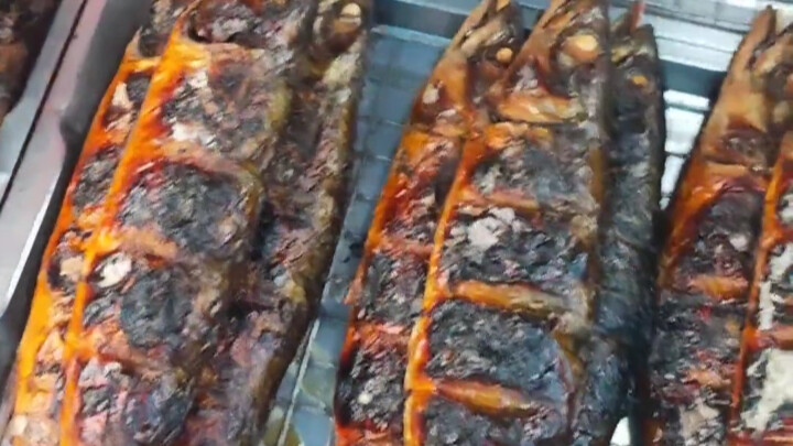 Masakan Thailand: Ikan Nila Bakar Garam Sereh di Pasar Malam, Asam, Pedas, dan Manis dengan Daging I