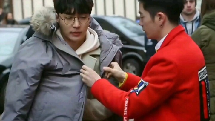 【จางอี้ซิง】ที่ไหนก็เป็นขวัญใจวง! ทีมงานละคร “ดวงตาแห่งทองคำ” ตามใจน้องแกะสุดๆเลยนะ