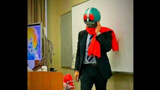 Mohon minta guru ini untuk tidak bertransformasi secara terbuka selama kelas! ! ! Emoticon Tokusatsu