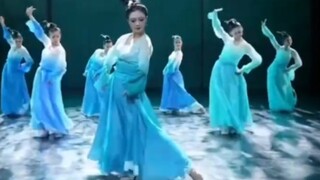 The mesmerizing dance of Evergrande Dance Troupe gives you an imperial visual enjoyment
