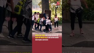 Nhóm học sinh đeo khăn quàng đỏ giúp đỡ người già ở Hồ Gươm khiến dân mạng cảm kích