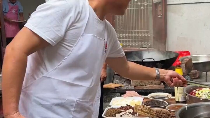 Xuzhou, Jiangsu: Stir-fried tripe at a wedding banquet—so mouthwatering!