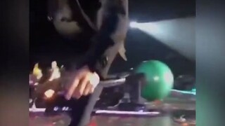 当演唱会上爱豆不小心砸到台下的粉丝，DK:滑跪道歉可还行，王嘉尔：我酸了真的