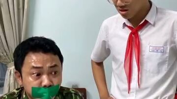 học sinh nam bắt học dốt dán miệng băng dính