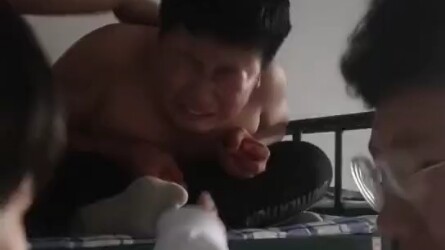 Kỷ lục “vỡ trận” vì mắng bạn cùng phòng trên livestream