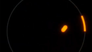 الكرة الصغيرة تتسارع للهروب من الدائرة، فهل ستتمكن اللوحة الواقية من إيقافها بنجاح؟