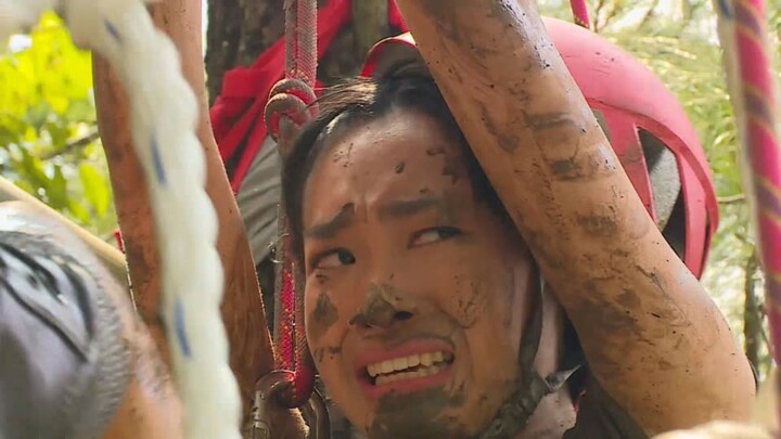 Tinggal dikit lagi, Audrey nangis dan terjatuh