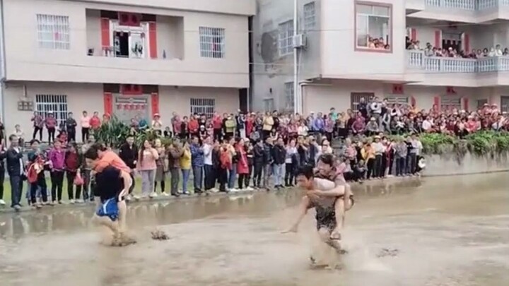 Sebuah desa di Yulin, Guangxi mengadakan lomba “Suami-Istri Saling Menggendong” — kamu mau ikut?