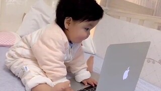 أقدام الأطفال مرنة جدًا
