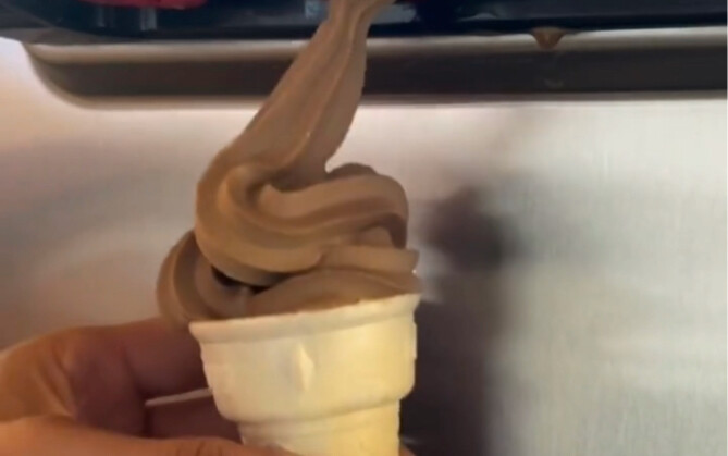 ไอศกรีมช็อกโกแลตแสนอร่อย